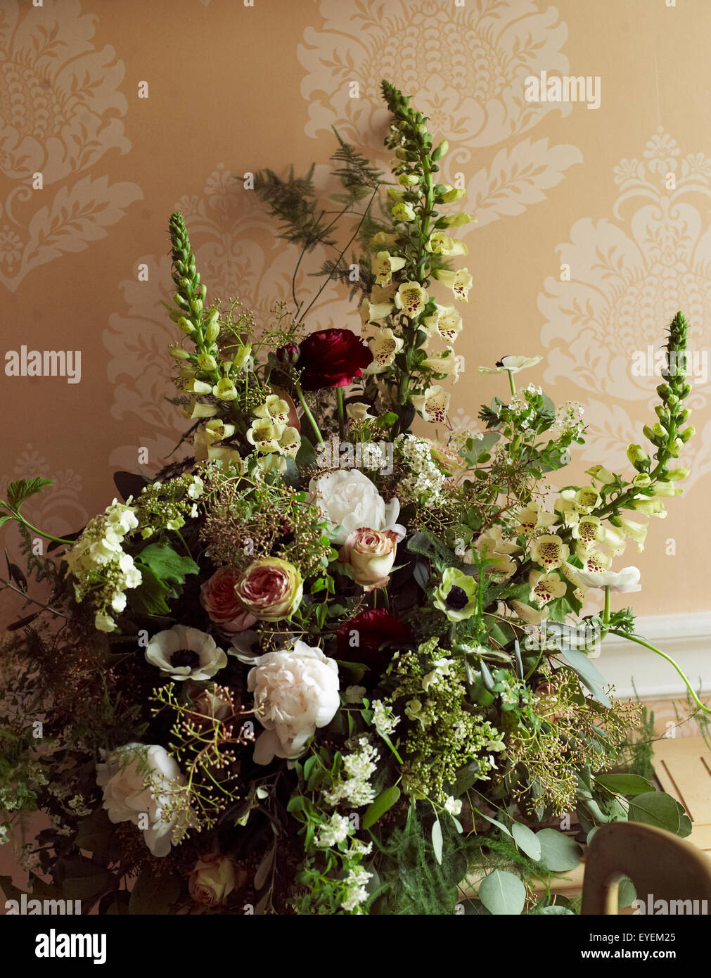 Natürliche Farbe Hochzeitsblumen auf einem Podest Stockfoto