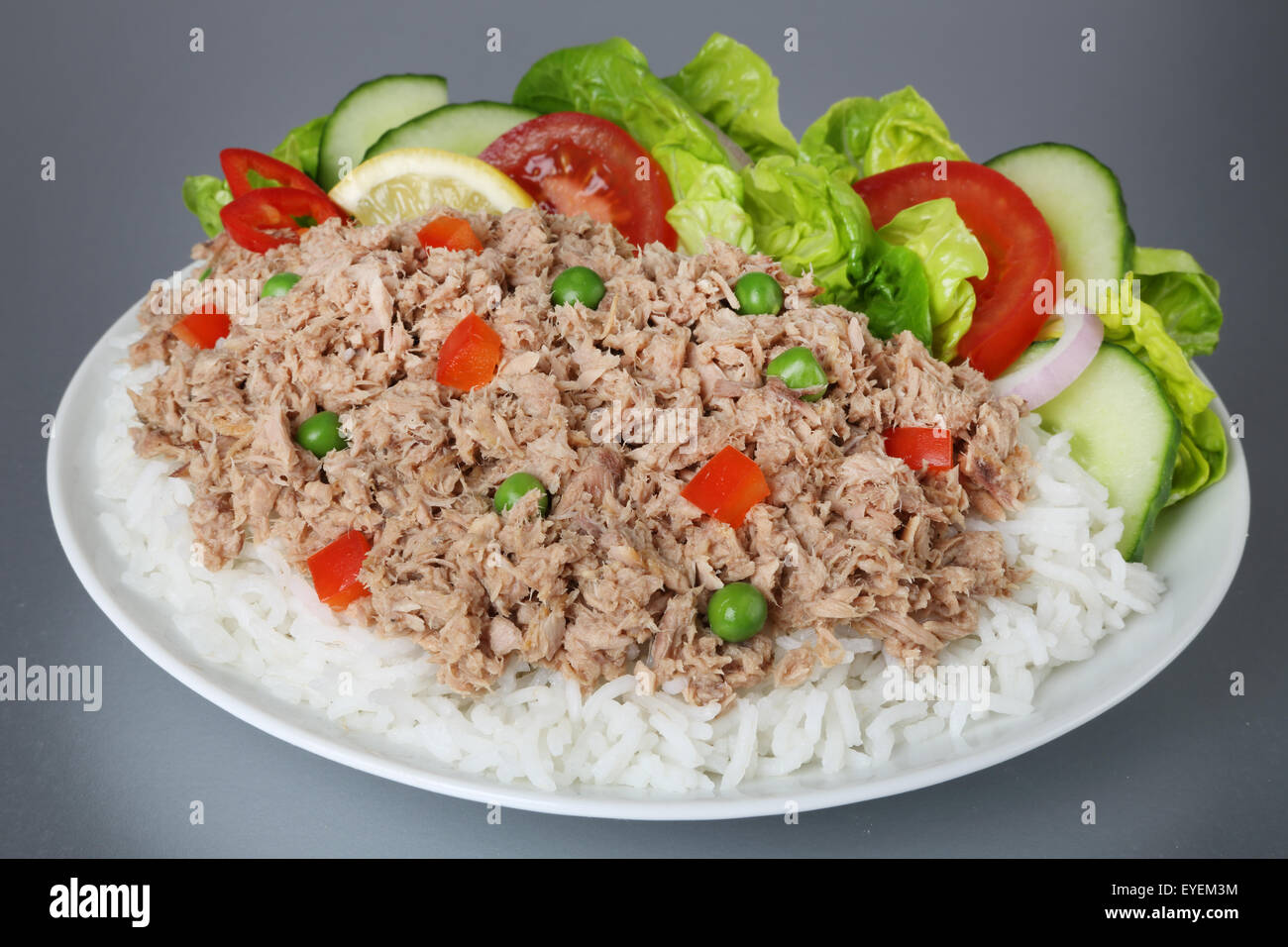 SALAT MIT THUNFISCH UND REIS Stockfoto