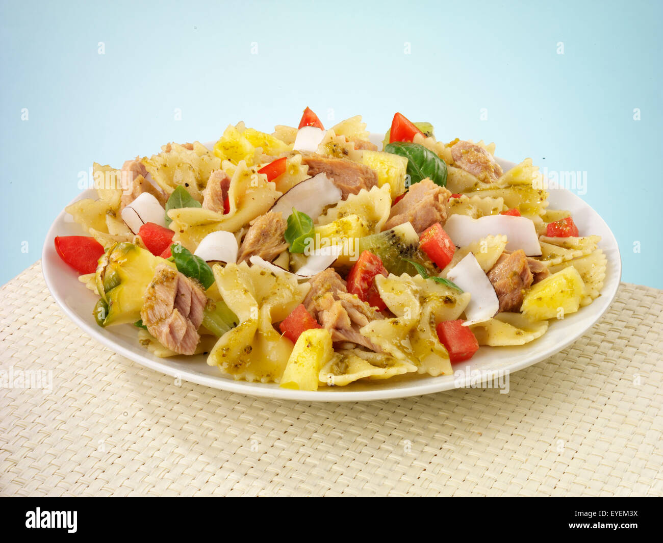 GELBFLOSSEN-THUNFISCH-PASTA-SALAT MIT FARFALLE Stockfoto