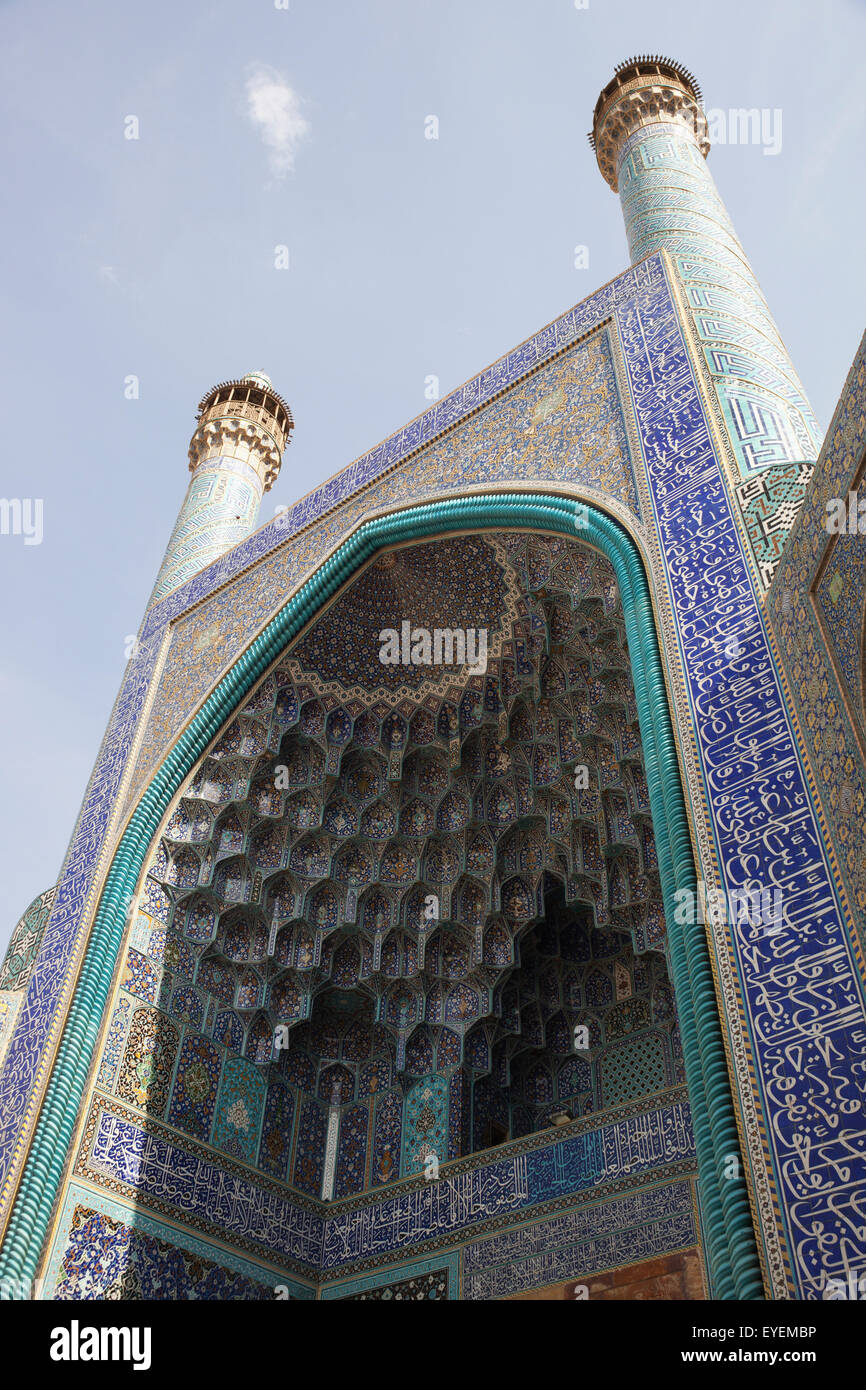 Dekorierte Stalaktiten (Muqarnas) innerhalb von Iwan Eingang zum Imam-Moschee, Imam Platz; Isfahan, Iran Stockfoto