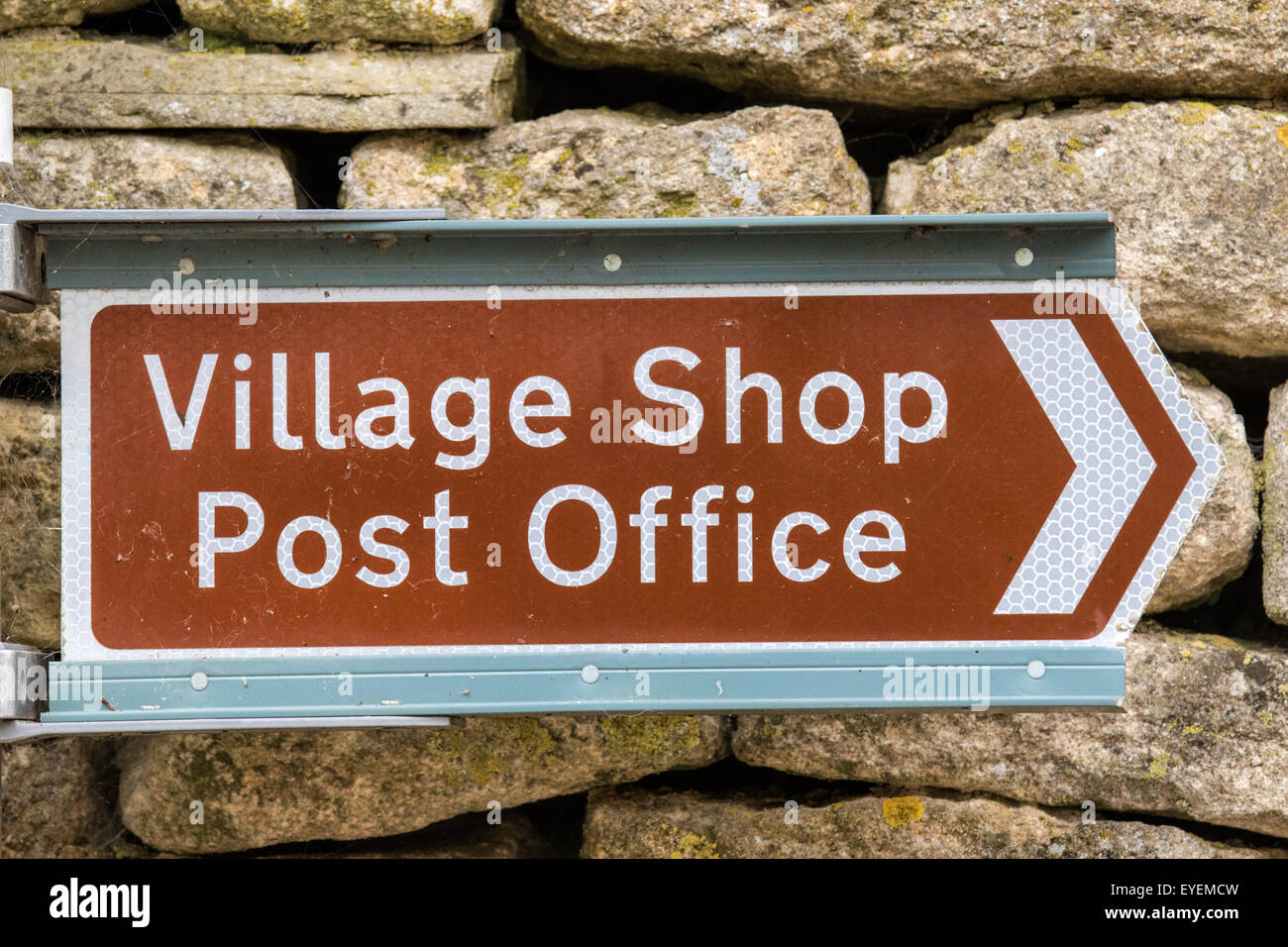 Hinweisschild für den Dorfladen und Post Office, die Cotswolds, England, UK Stockfoto