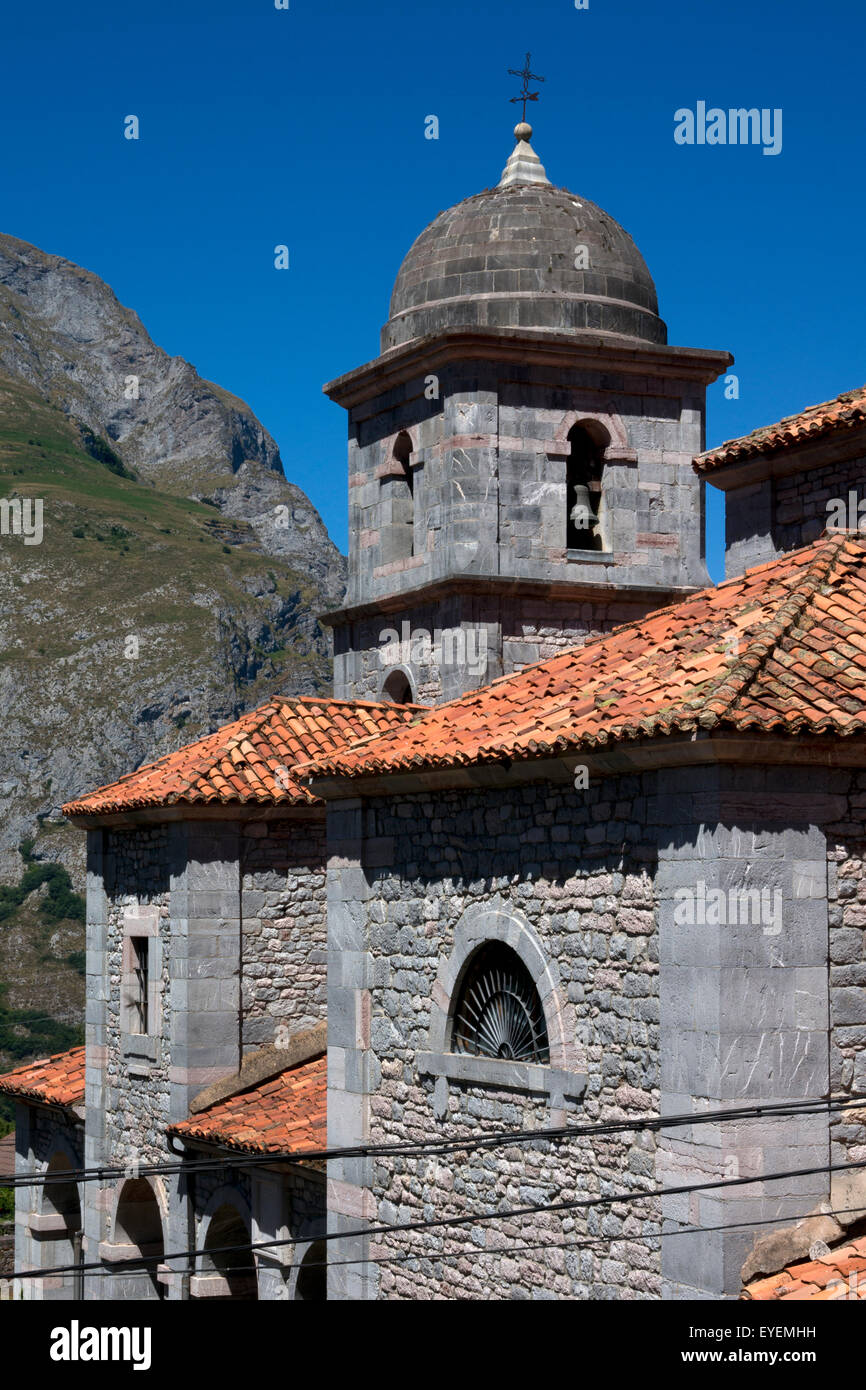 Typische Kirche der Region im Dorf der Mirador de Piedrafitas, Picos de Europa, Asturien, Nordspanien Stockfoto