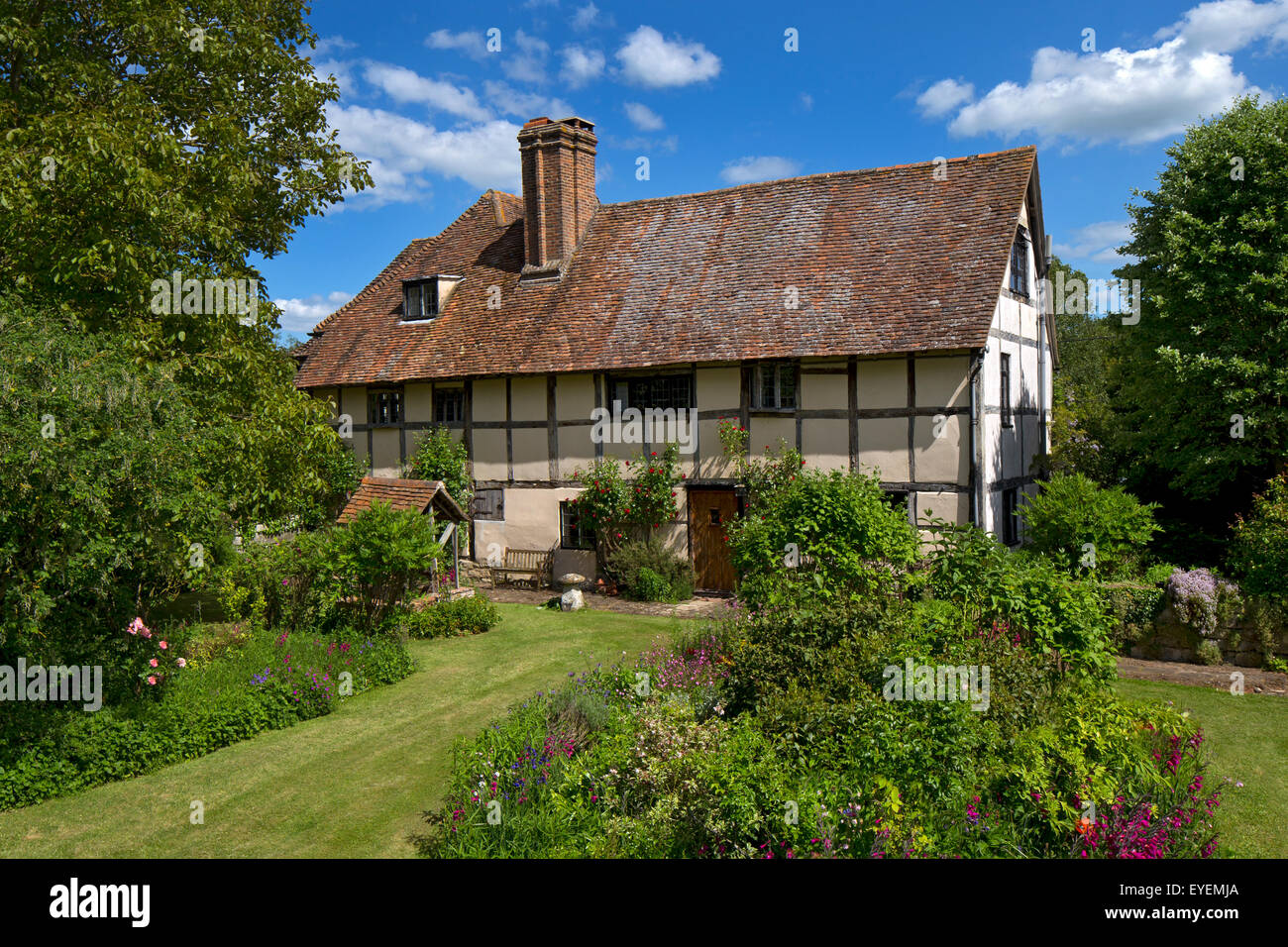 Alte englische Herrenhaus mit Sommerblume Boarder Stockfoto