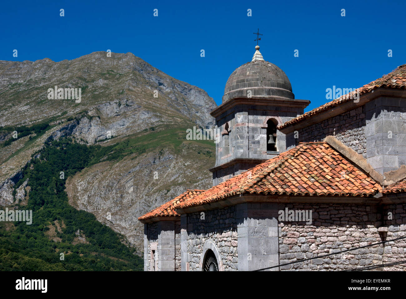 Typische Kirche der Region im Dorf der Mirador de Piedrafitas, Picos de Europa, Asturien, Nordspanien Stockfoto