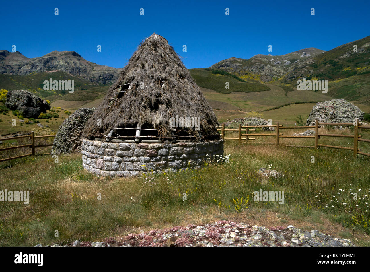 Altes Heu speichert in hohen Bergen Pics de Europa, Asturien, Nordspanien Stockfoto