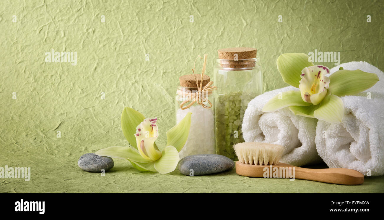 Spa-Stillleben mit Salz, Handtuch, Pinsel und blühende Orchidee Stockfoto