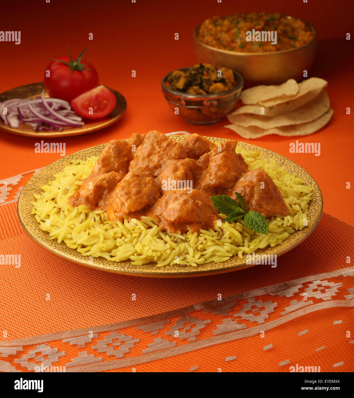 INDISCHE BUTTER CHICKENCURRY & BASMATI-REIS Stockfoto