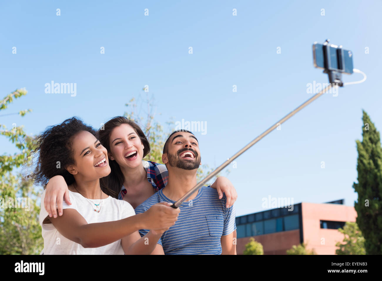 Freunde, die ein Foto mit einem Selfie-stick Stockfoto