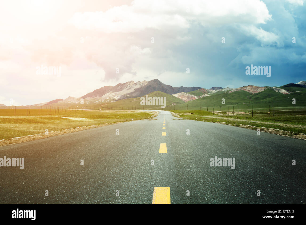 Malerische Aussicht auf Bergstraße, Natur Hintergrund. Stockfoto