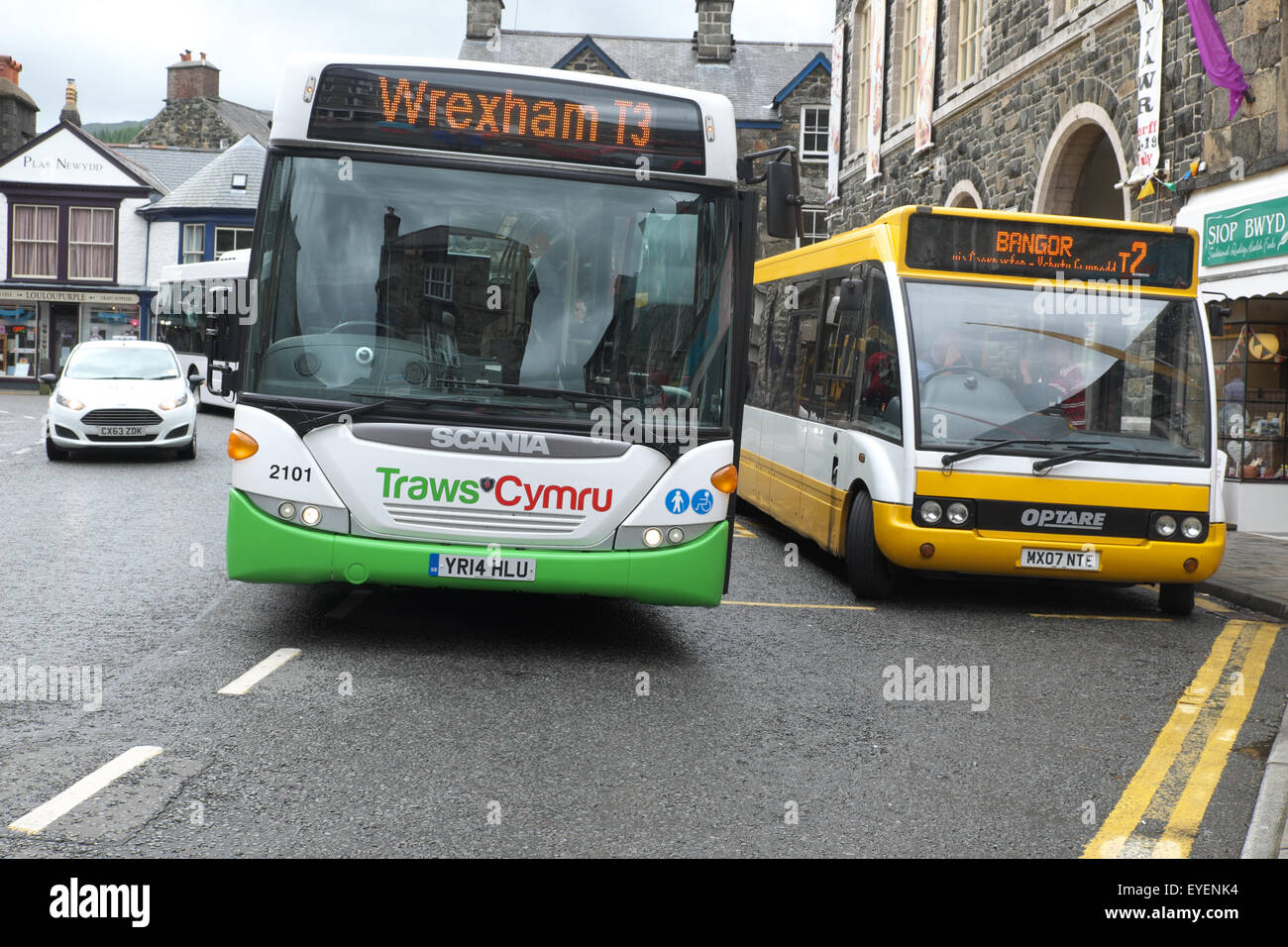 Ortszentrum, Gwynedd, Wales zwei Busse in Eldon Square im Zentrum von Wales im Juli Stockfoto