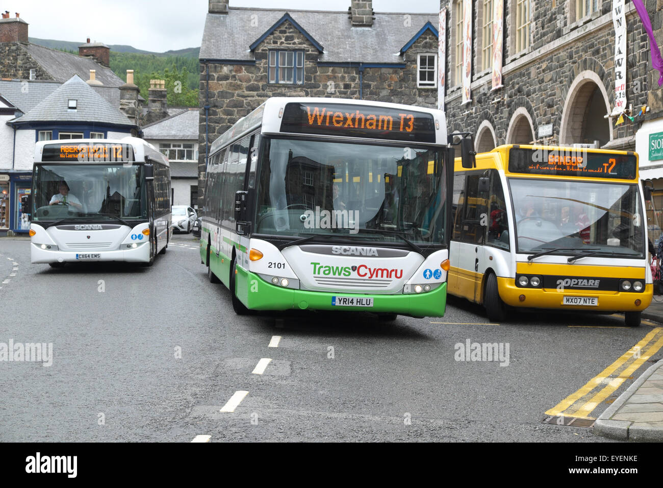 Ortszentrum, Gwynedd, Wales drei Bus Bus Unternehmensleistungen in Eldon Square im Zentrum von Wales im Juli Stockfoto