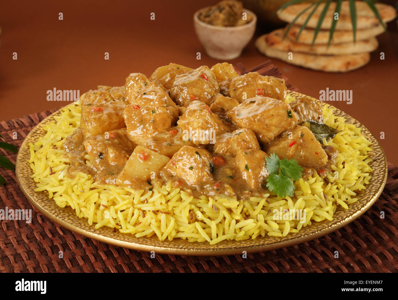 POLYNESISCHE HÜHNCHEN-CURRY MIT REIS Stockfoto