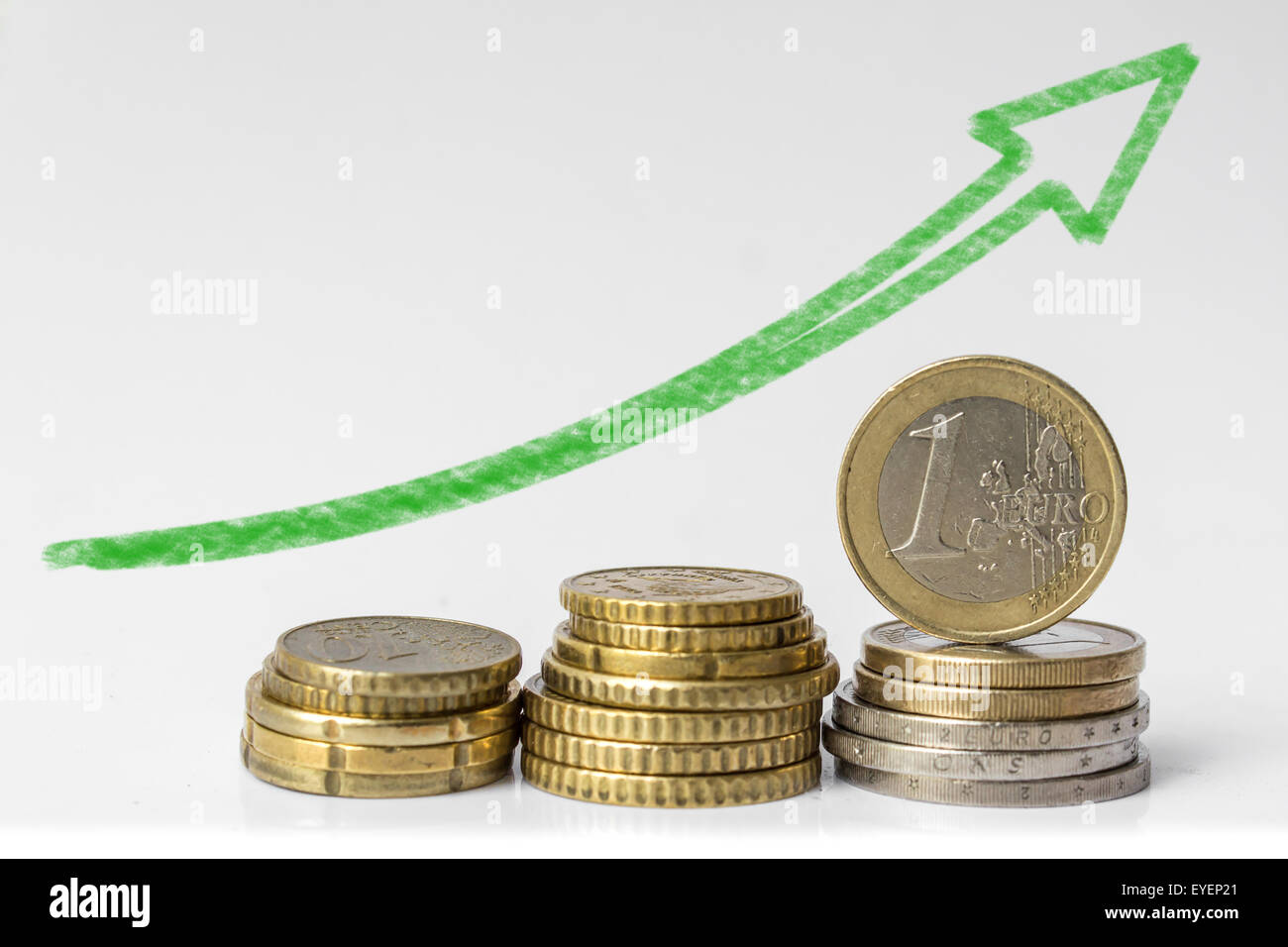 Stapel von Euro-Münzen auf weißem Hintergrund - europäische Währung Stockfoto