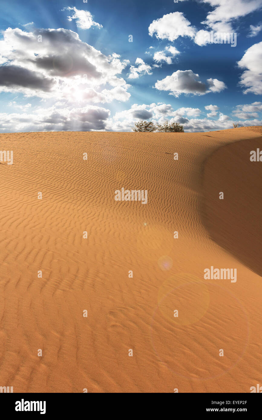 Wüstenlandschaft, sand, blauer Himmel, Sonne und Wolken Stockfoto