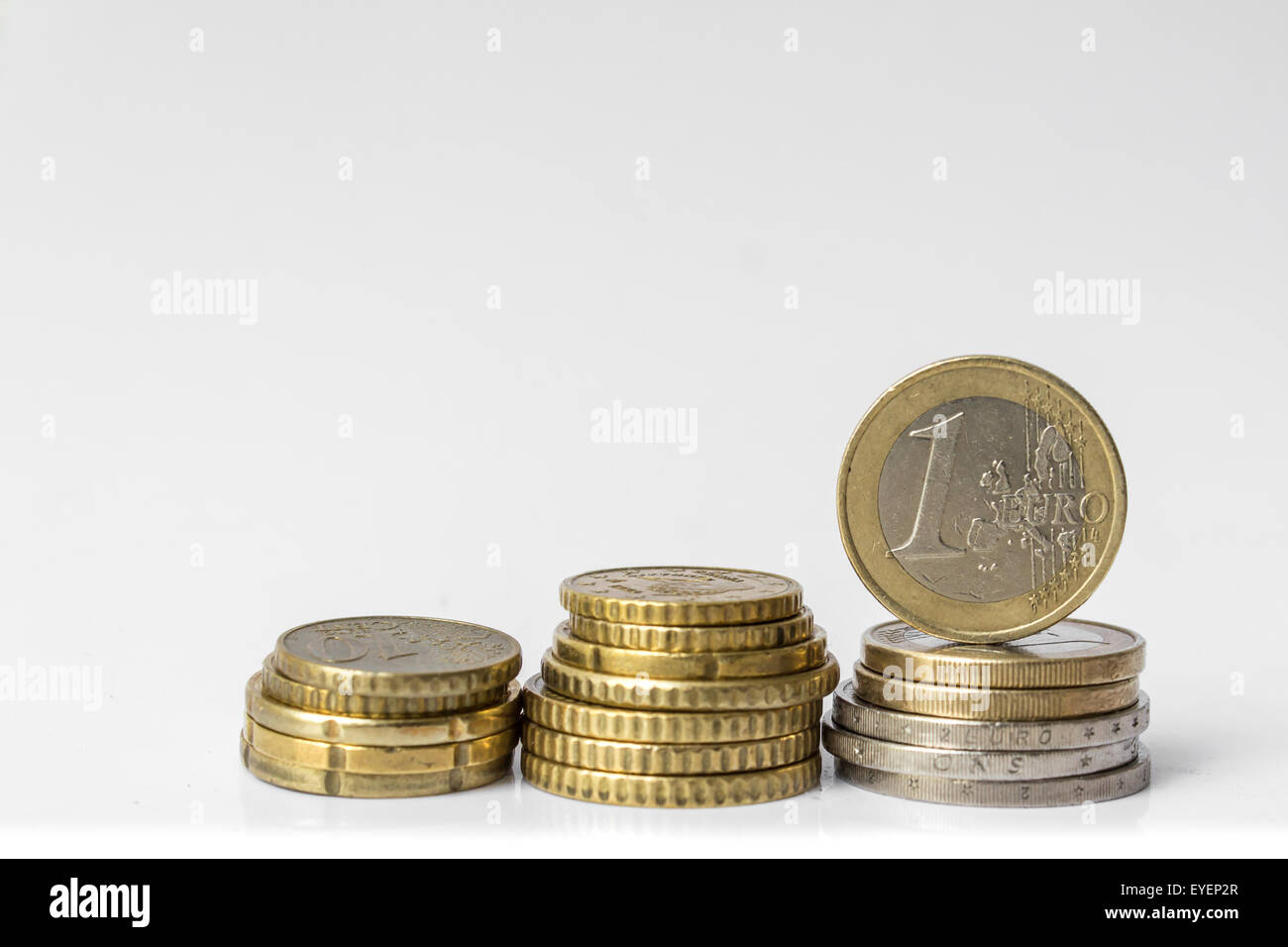 Stapel von Euro-Münzen auf weißem Hintergrund Stockfoto