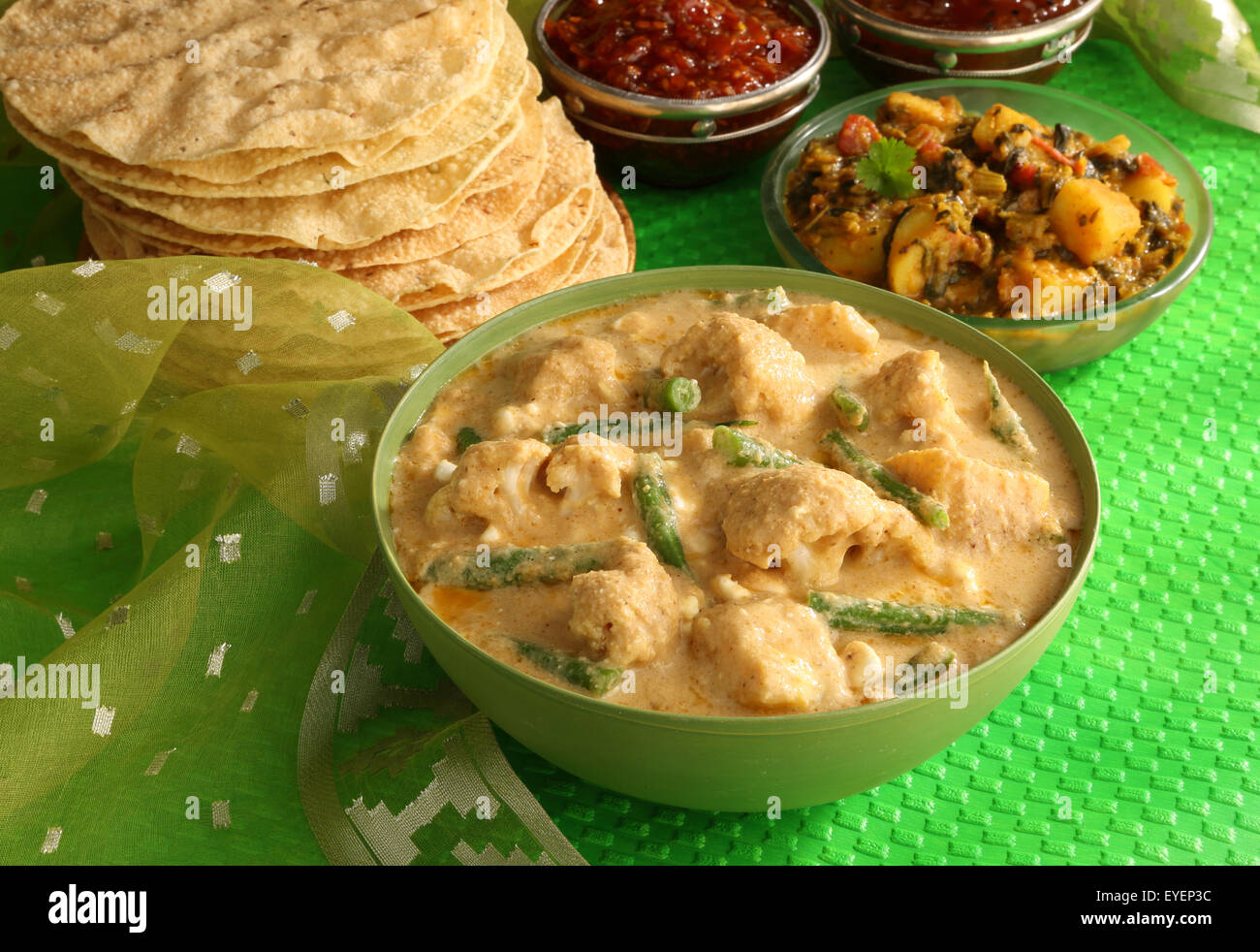 INDISCHE NAVRATTAN-HÜHNCHEN-CURRY Stockfoto