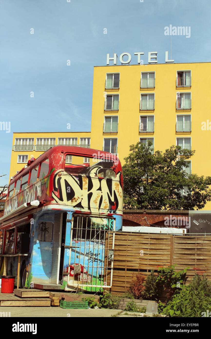 Graffiti / Straße Kunst vor Hotel in Berlin, Deutschland Stockfoto