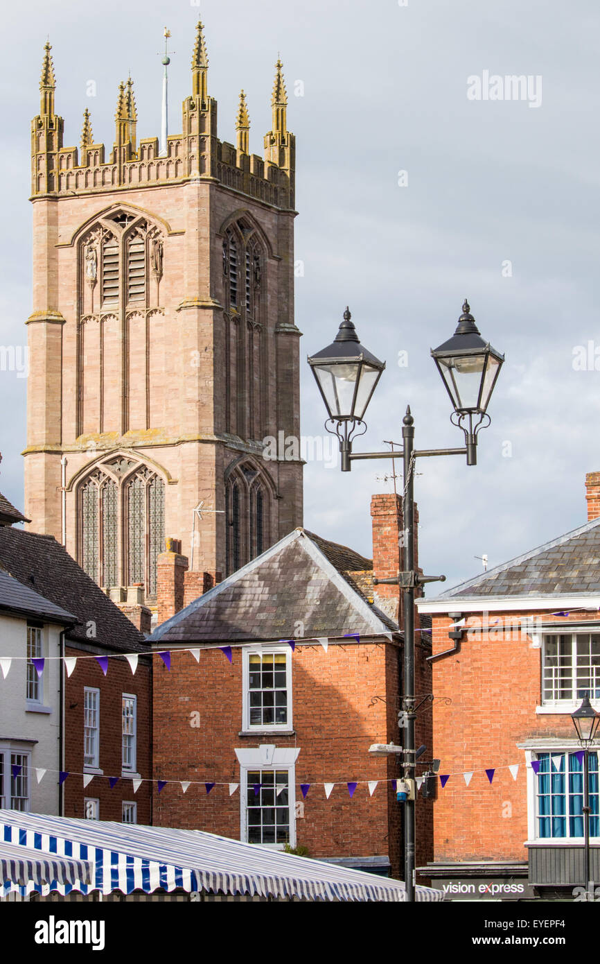 Der Turm der St. Laurence Kirche über Ludlow Markt, Ludlow, Shropshire, England, UK Stockfoto