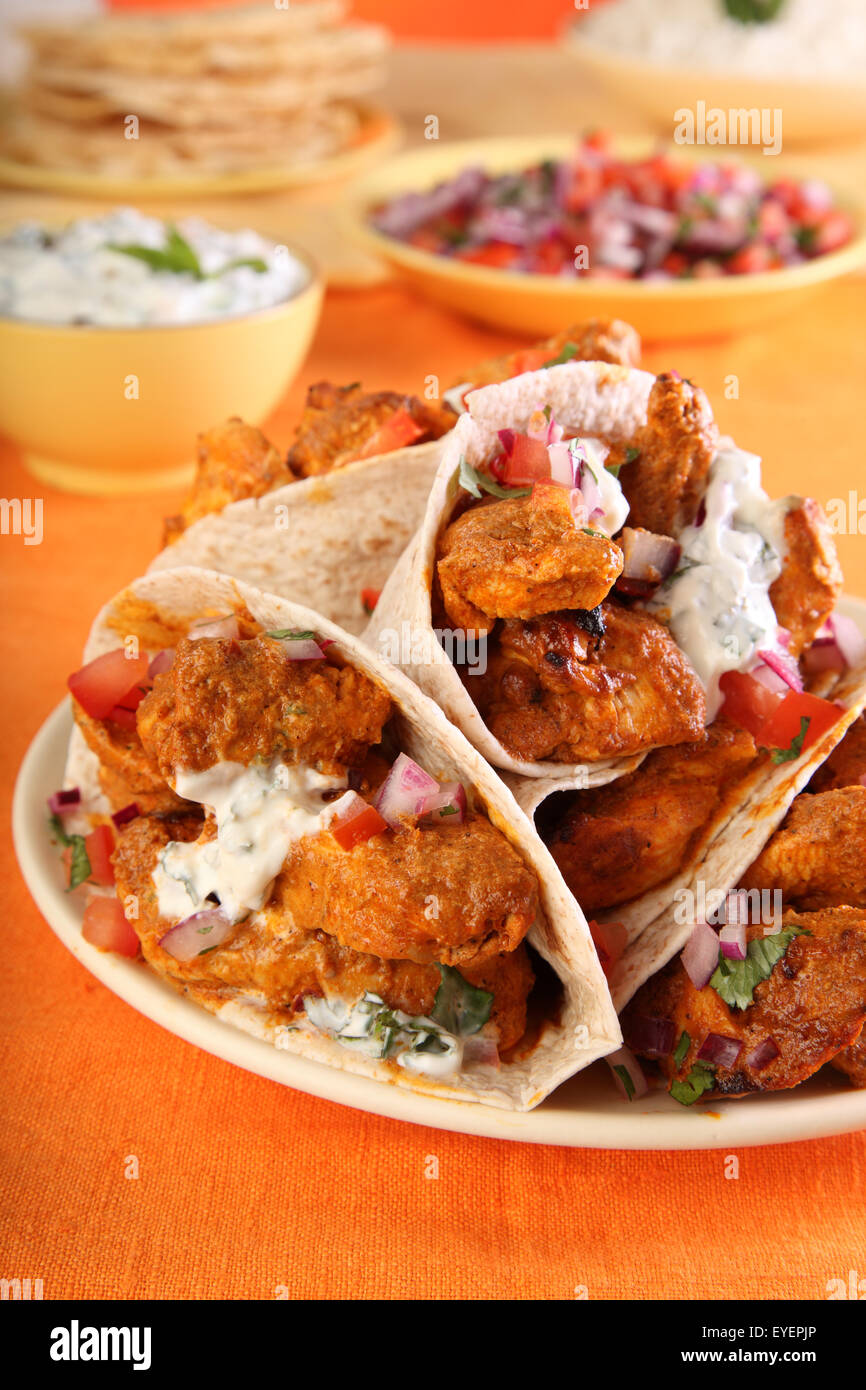 INDISCHE CHICKEN TIKKA ROTI WRAPS Stockfoto