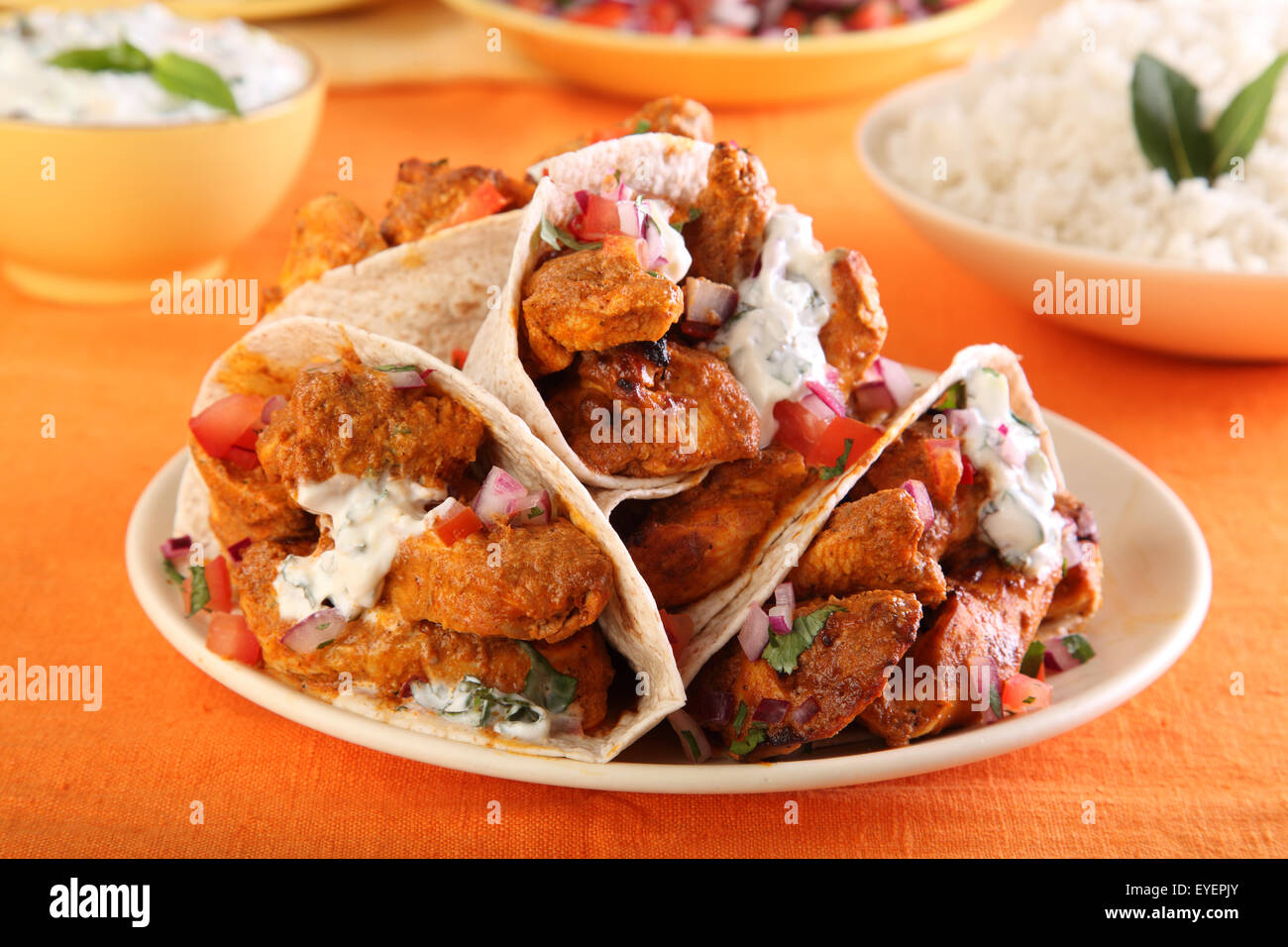 INDISCHE CHICKEN TIKKA ROTI WRAPS Stockfoto