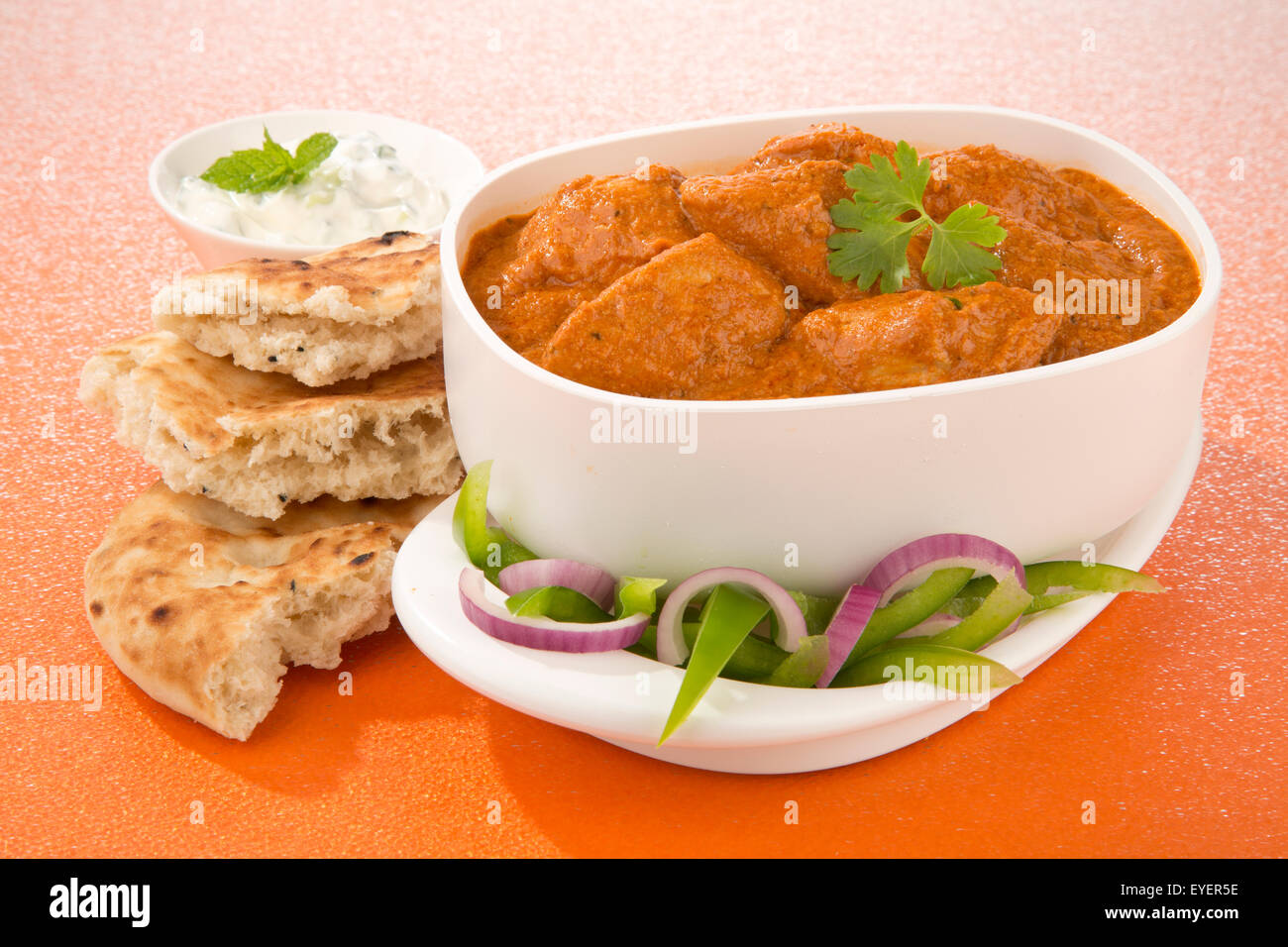 INDISCHE BUTTER CHICKEN CURRY ESSEN Stockfoto