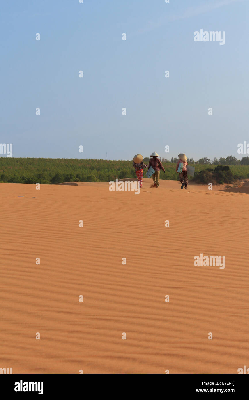 Vietnamesen in Wüste / roten Sanddüne in Mui Ne, Vietnam Stockfoto