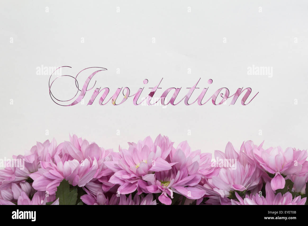 handschriftliche Einladung mit Blumendekoration Stockfoto