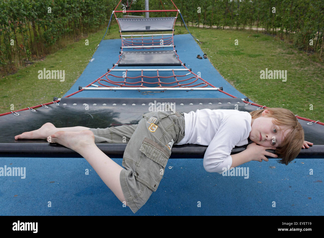 Junge auf einem Spielplatz Stockfoto