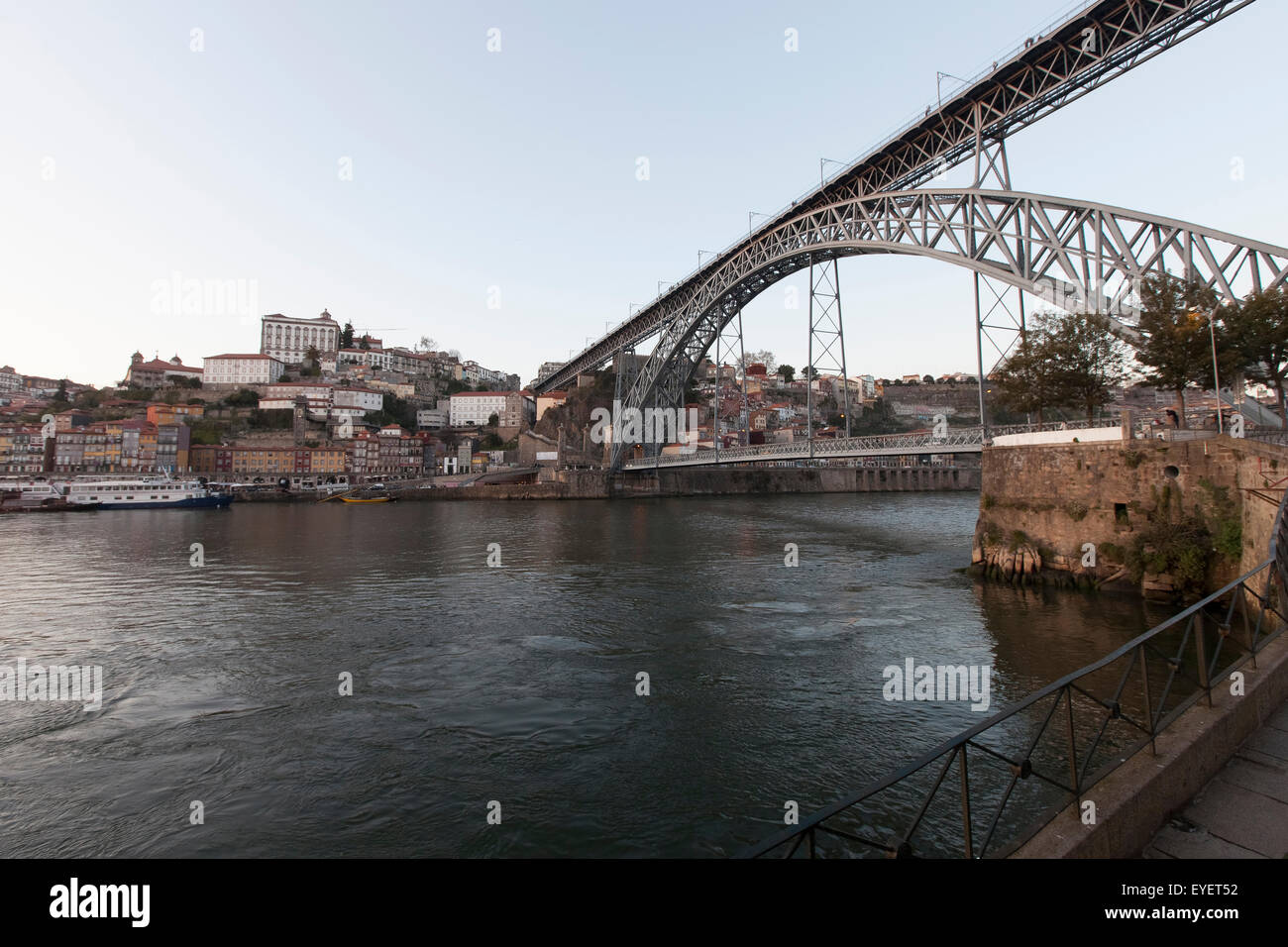 Bar Ponte Pensil, Inaugurado Em Junho de 2012 Situa-Se Ao Lado de Ponte Dom Luis com Uma Única Vista Sobre o Douro Ea Ribeira. Com Umm Terraço keine Telhado da Parede, É Uma Localização Verdadeiramente Privilegiada keine Coração do Porto. Bar Ponte Pensil, eröffnet im Juni 2012 liegt neben Dom Luis Brücke mit einem einzigartigen Blick über den Douro und die Ribeira. Mit einer Dachterrasse von der Wand ist eine wahrhaft privilegierte Lage im Herzen von Porto. Stockfoto