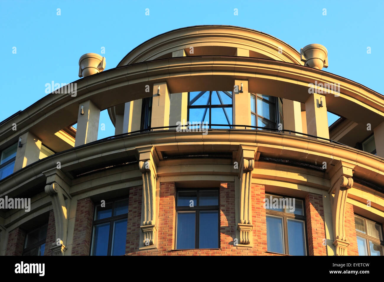 Nahaufnahme des Wohnhauses im neuen klassizistischen Stil bei Sonnenuntergang. Stockfoto