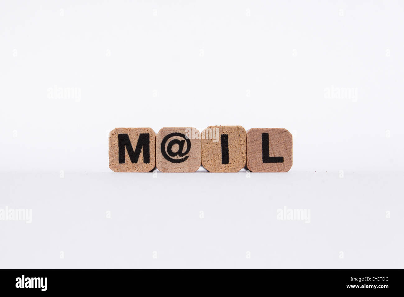 e-Mail, Mail-Konzept-Text auf weißem Hintergrund Stockfoto