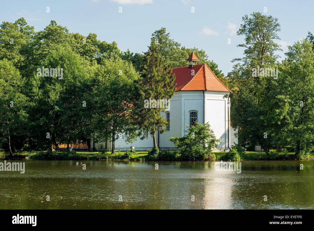 Kirche auf dem Wasser in Zwierzyniec, Polen Stockfoto