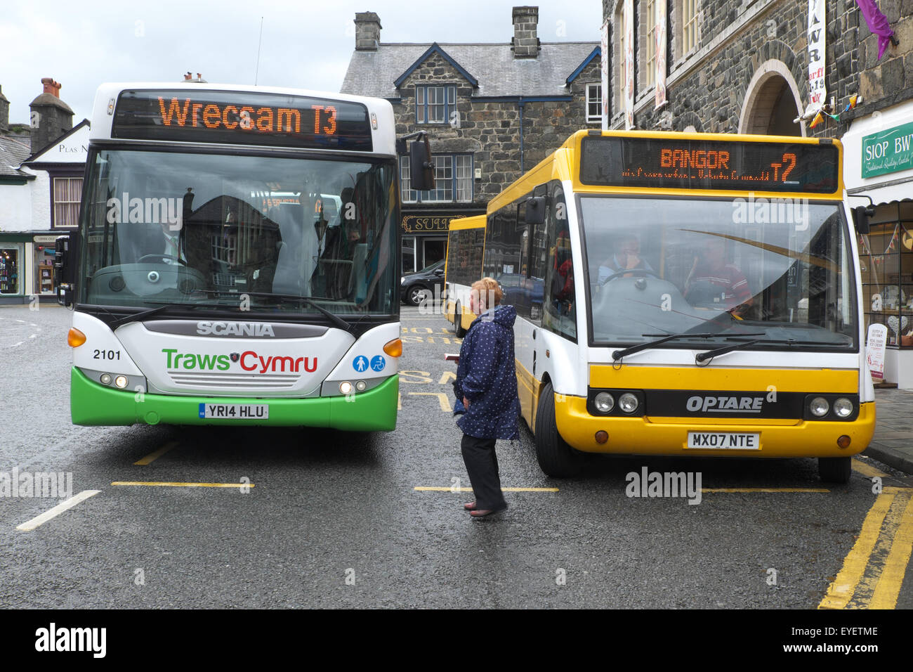 Ortszentrum, Gwynedd, Wales Busverbindungen und Passagier in Eldon Square im Zentrum von Wales im Juli Stockfoto