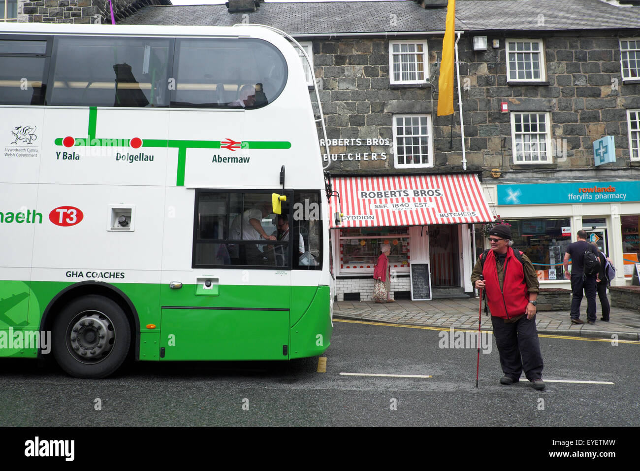 Ortszentrum, Gwynedd, Wales-Doppeldecker-Bus und Walker in Eldon Square im Zentrum von Wales im Juli Stockfoto