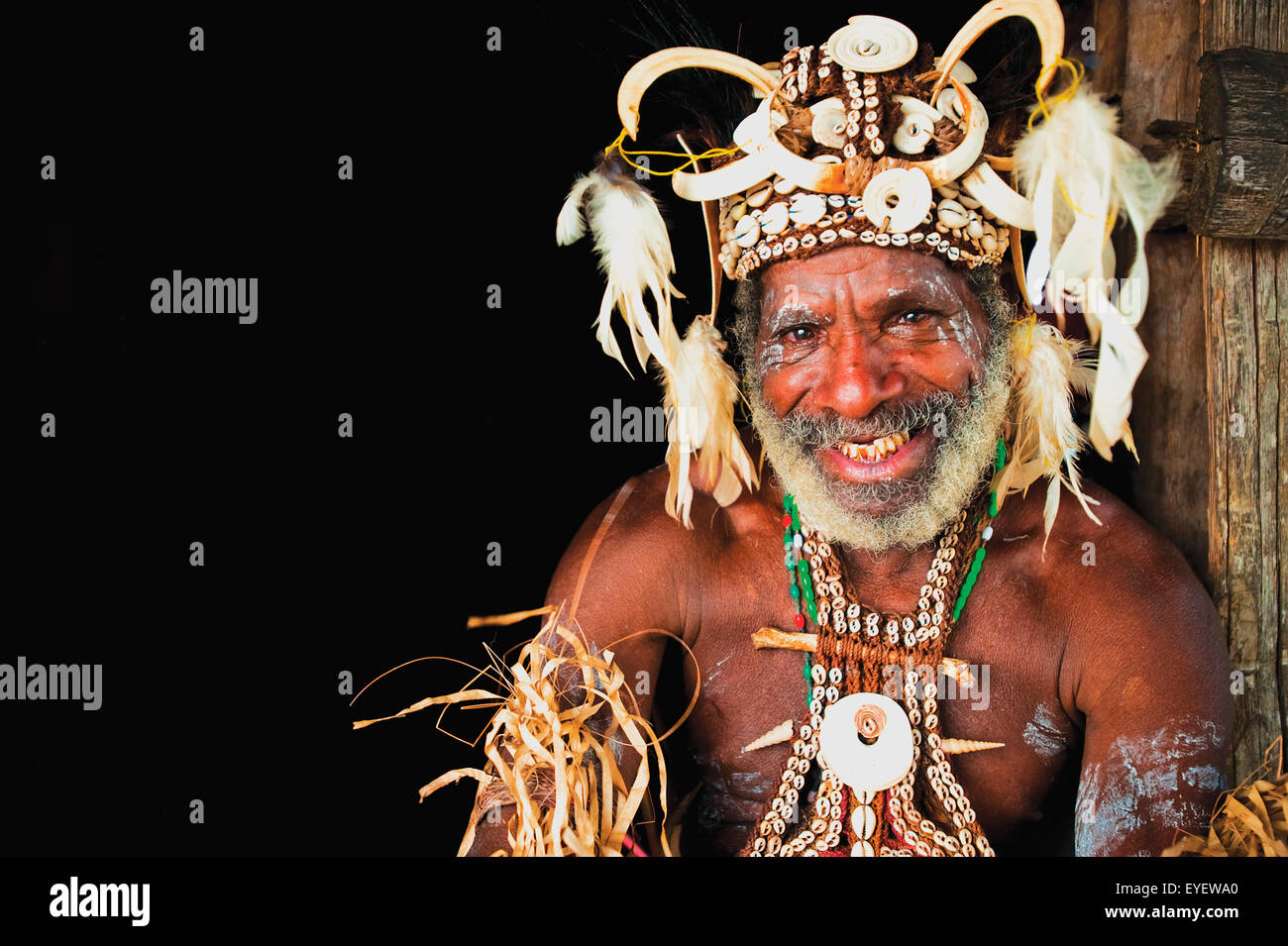 Mann in traditioneller Bila auf dem Sepik River; Papua-Neu-Guinea Stockfoto