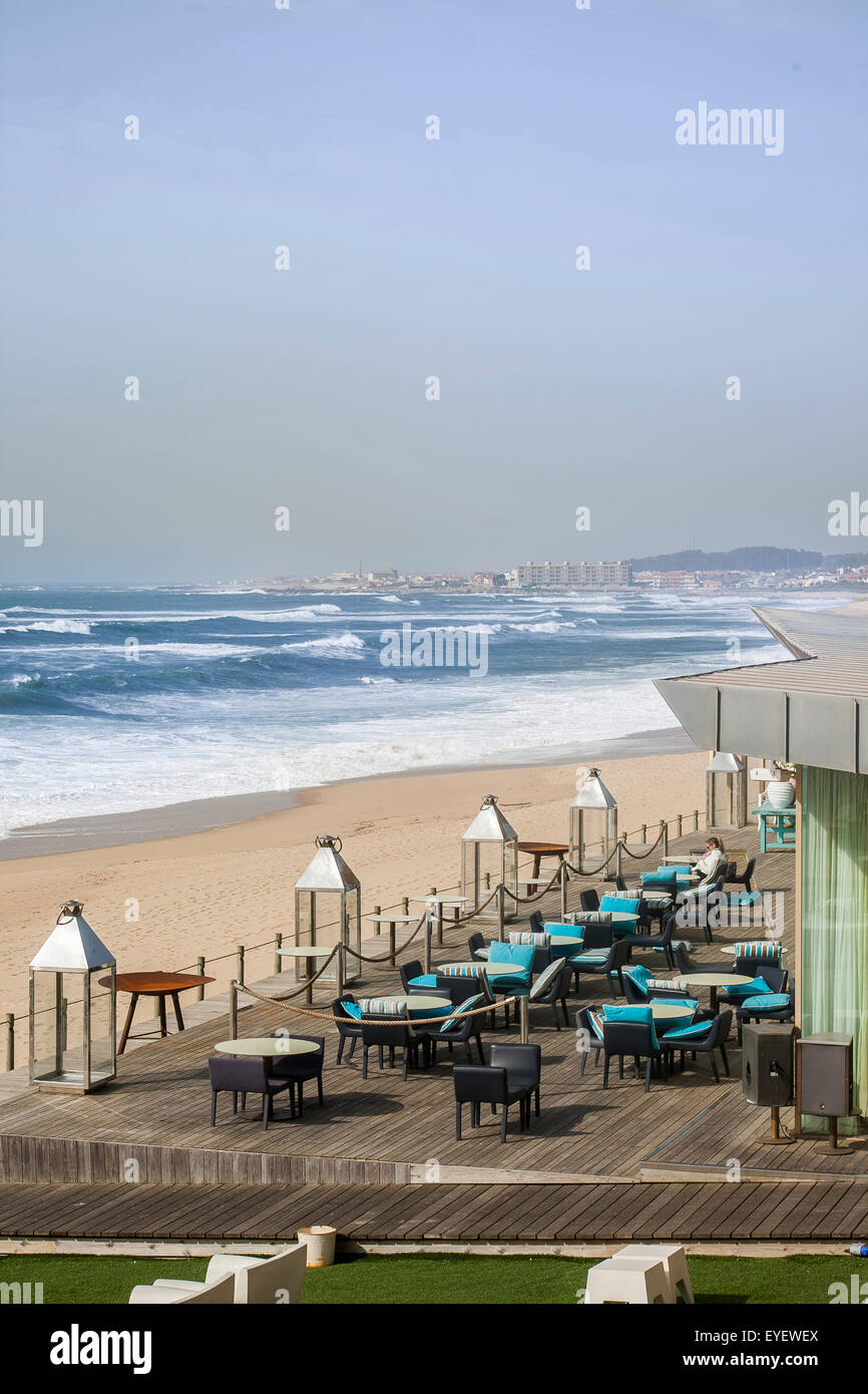 L'Kodac Bar, hat mit einer außergewöhnlichen Lage am Strand von der Aterro in Leca eine herrliche Terrasse und einem geräumigen und luftigen Innenraum, mit großen Fenstern mit Blick auf die umliegende Landschaft. Die Ausstattung ist modern und anspruchsvoll, die entspannte und Aufenthaltsraum. Durchgehend geöffnet, dient bru Stockfoto