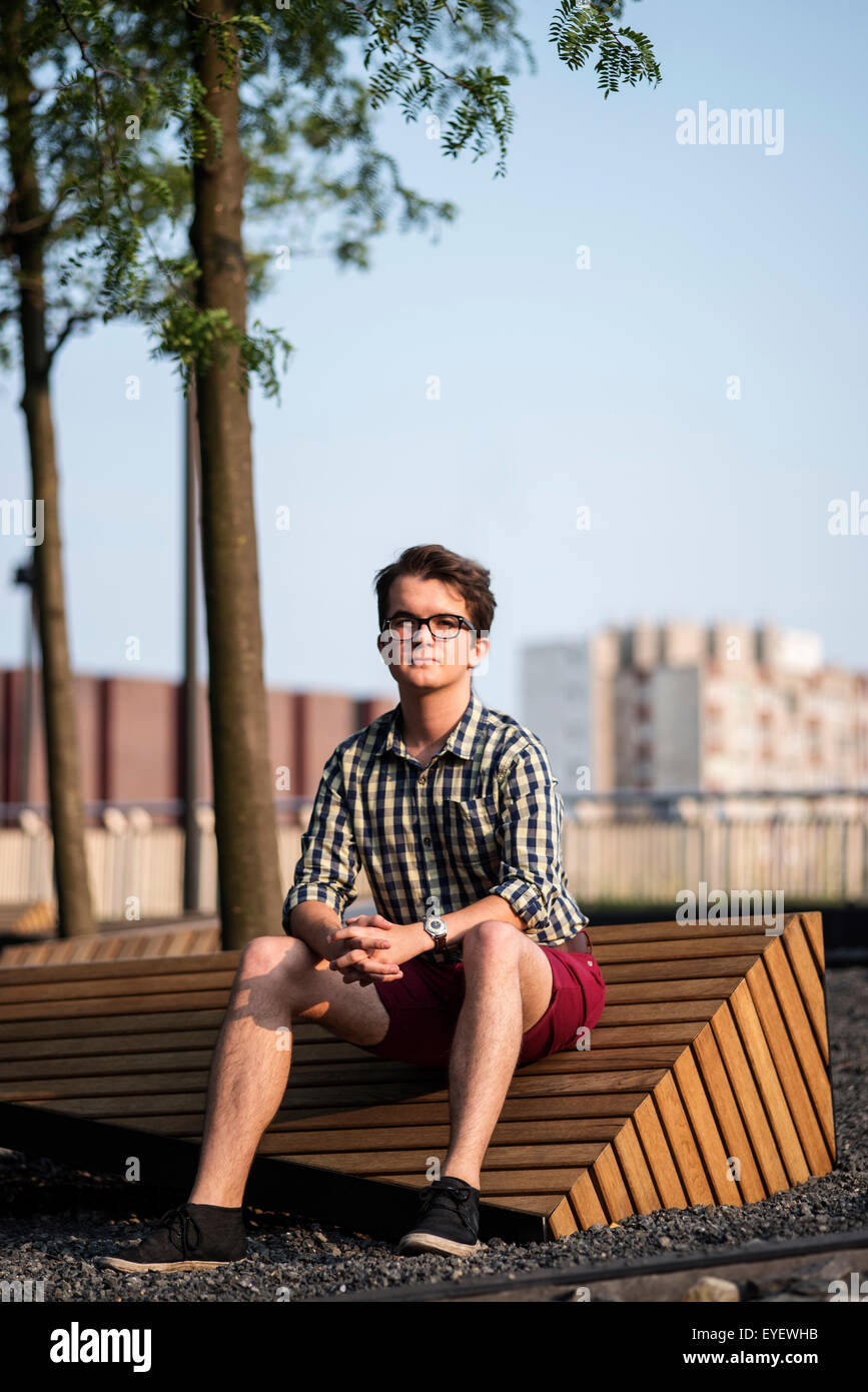 Foto von der Stadt-Porträt eines jungen Mannes Stockfoto