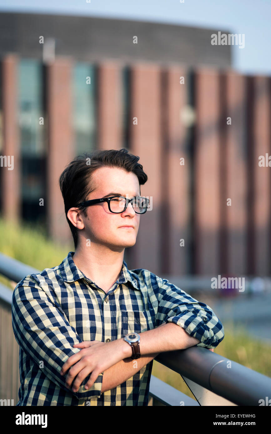 Foto von der Stadt-Porträt eines jungen Mannes Stockfoto