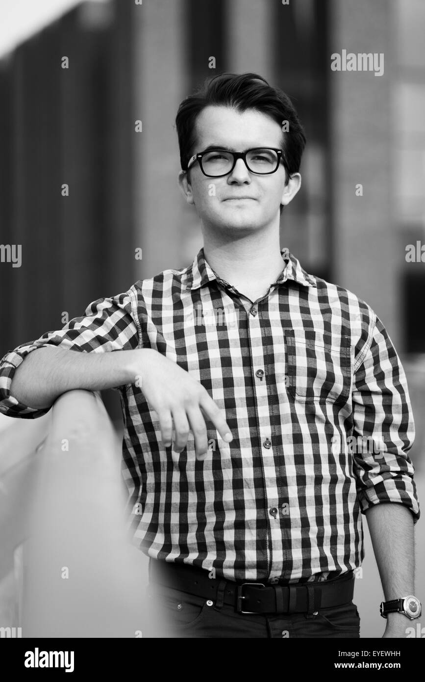 Foto von der Stadt-Porträt eines jungen Mannes Stockfoto