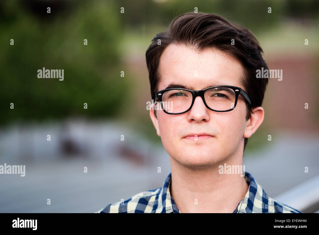 Foto von der Stadt-Porträt eines jungen Mannes Stockfoto