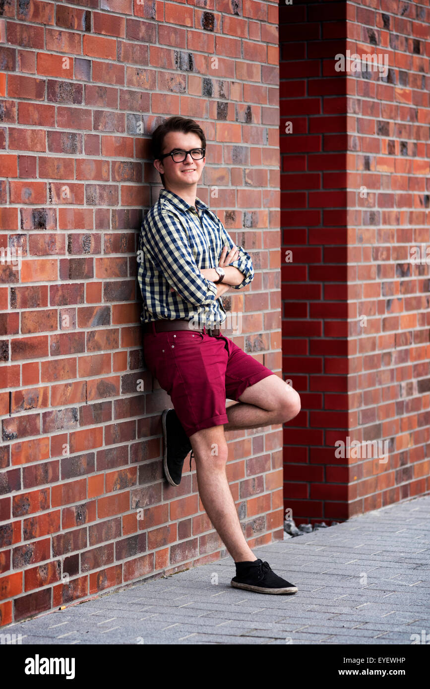 Foto von der Stadt-Porträt eines jungen Mannes Stockfoto