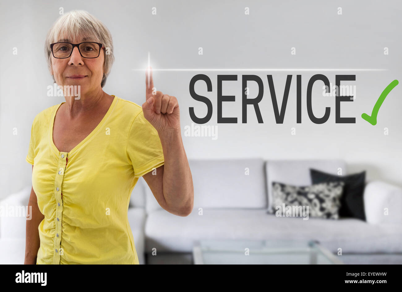 Servic Touchscreen zeigt Senior. Stockfoto