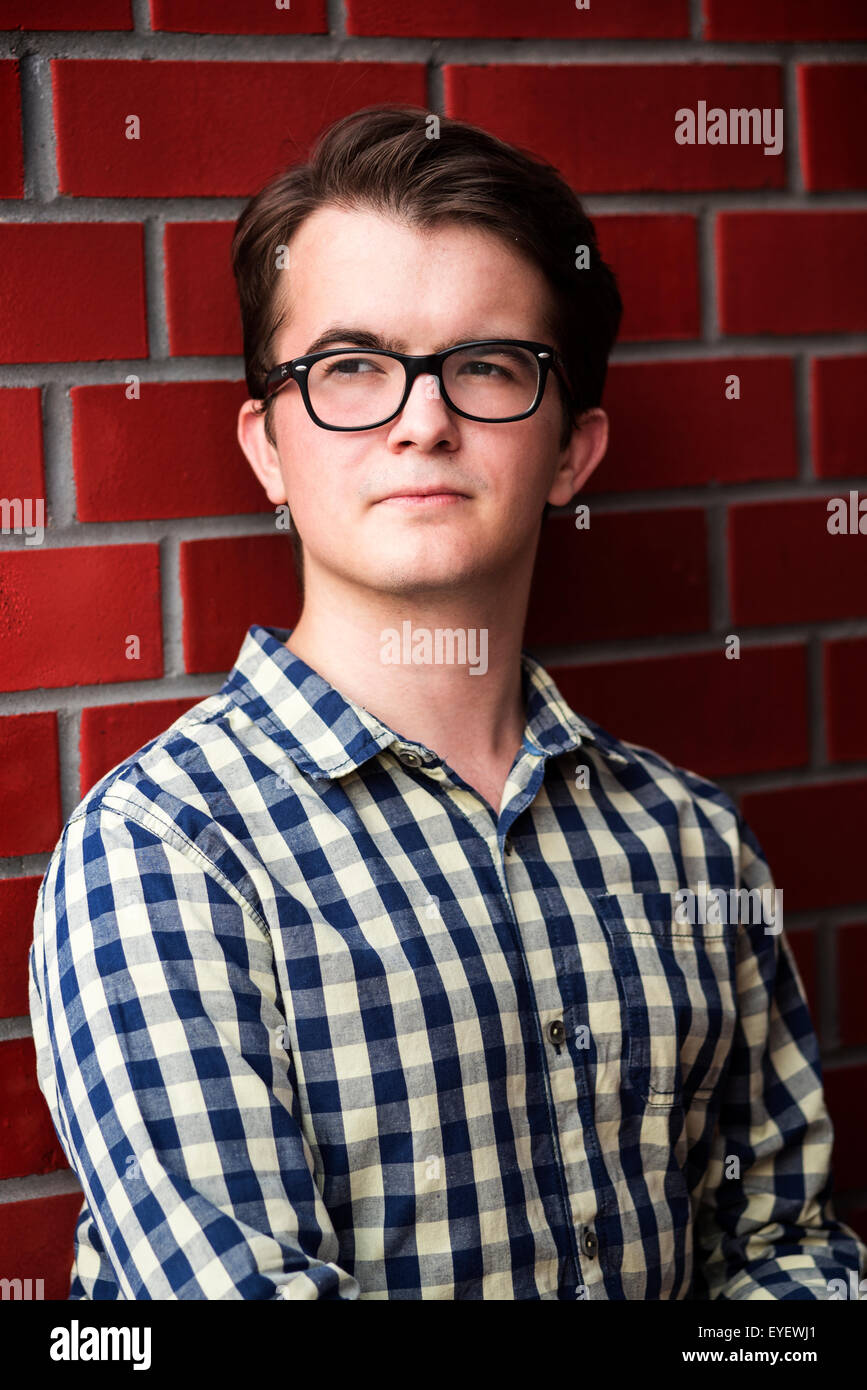 Foto von der Stadt-Porträt eines jungen Mannes Stockfoto