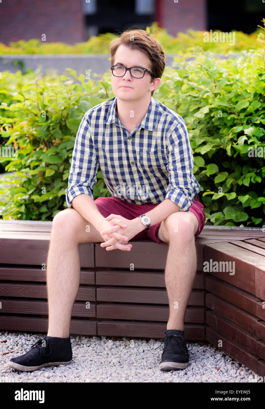 Foto von der Stadt-Porträt eines jungen Mannes Stockfoto