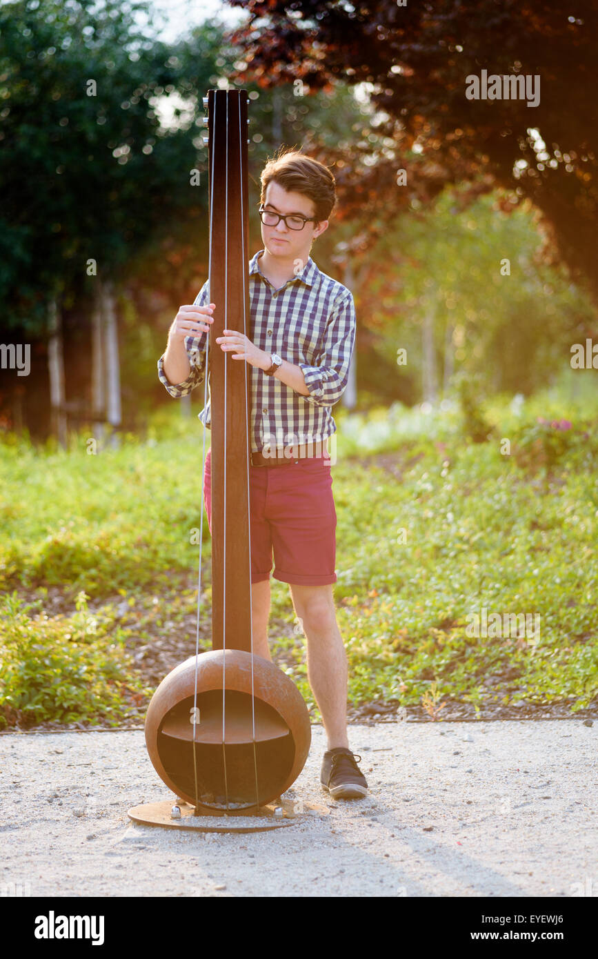 Foto von der Stadt-Porträt eines jungen Mannes Stockfoto