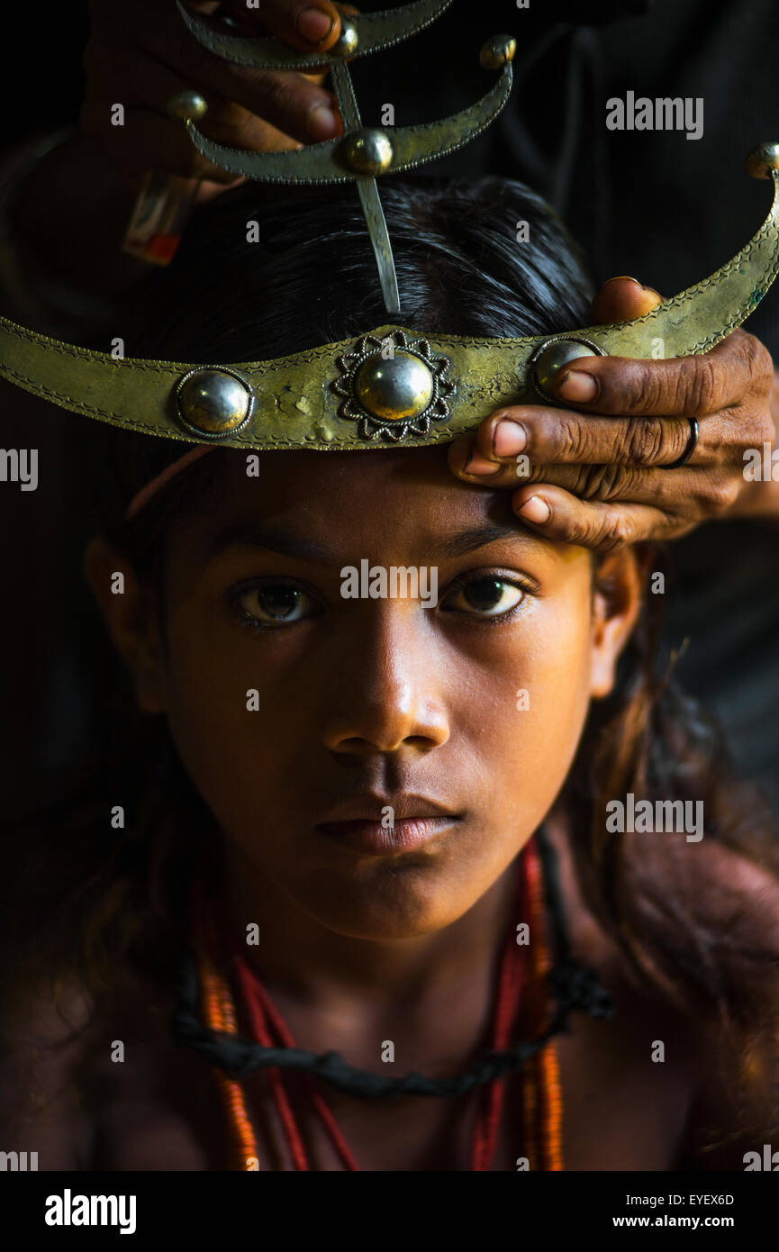 Mädchen mit einem traditionellen timoresischen Stirnband; Timor-Leste Stockfoto
