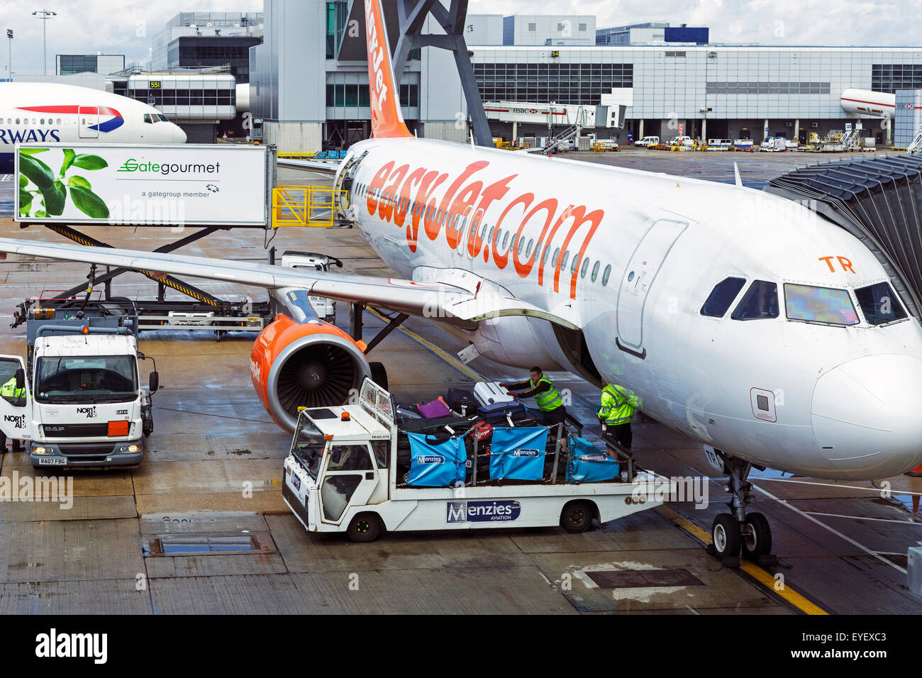 EasyJet Flugzeug geladen mit Gepäck bei Gatwick Flughafen, London, England, UK Stockfoto