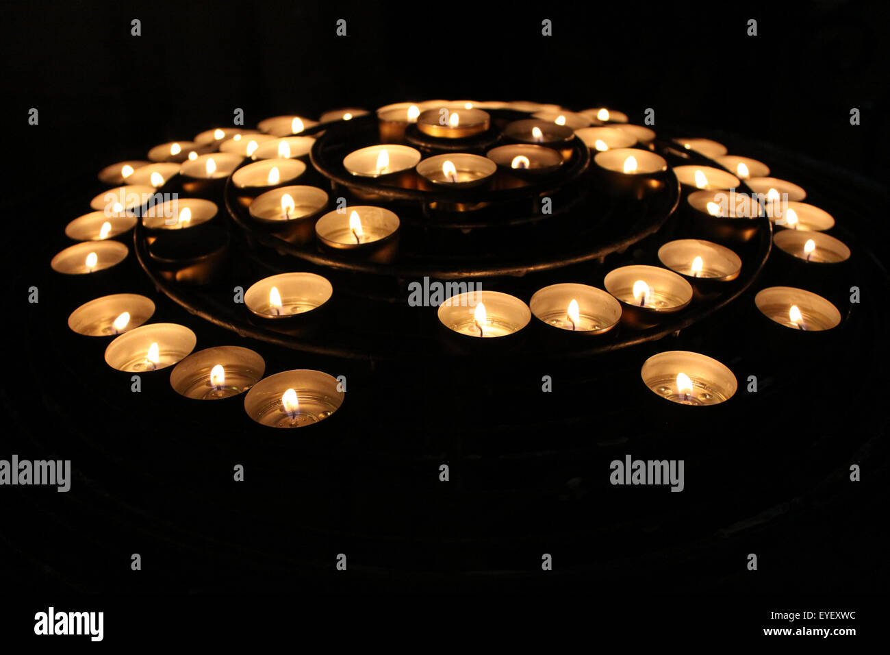 Kathedrale Teelicht Kerzen in kreisförmigen Muster, Notre Dame, Paris Stockfoto