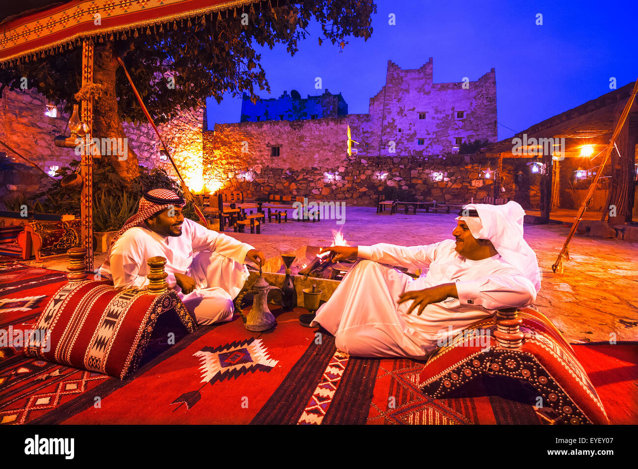 Männer entspannend in der Dämmerung; Asir Provinz, Saudi-Arabien Stockfoto