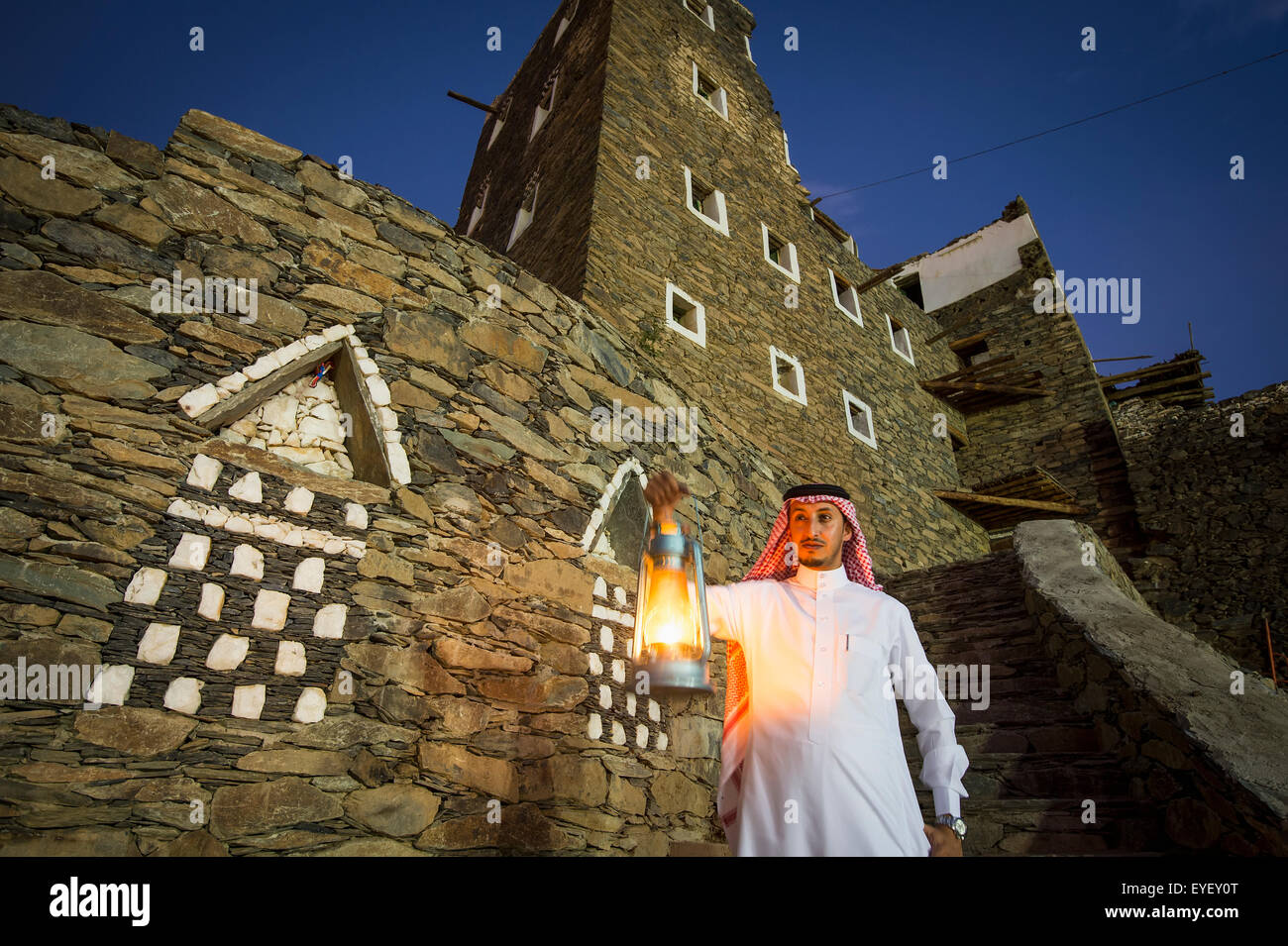 Mann mit Lampe großes Rijal Alma Dorf; Asir Provinz, Saudi-Arabien Stockfoto